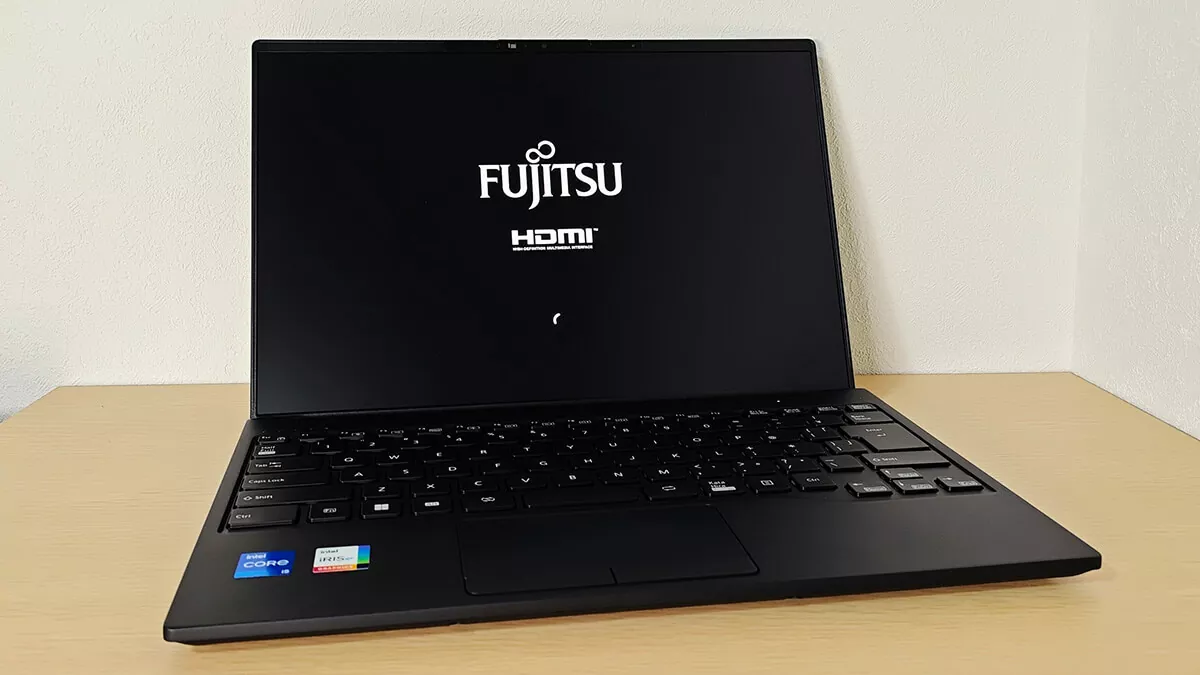 14インチで重さ696g！富士通の超軽量ノートPC LIFEBOOK WU-X/H1