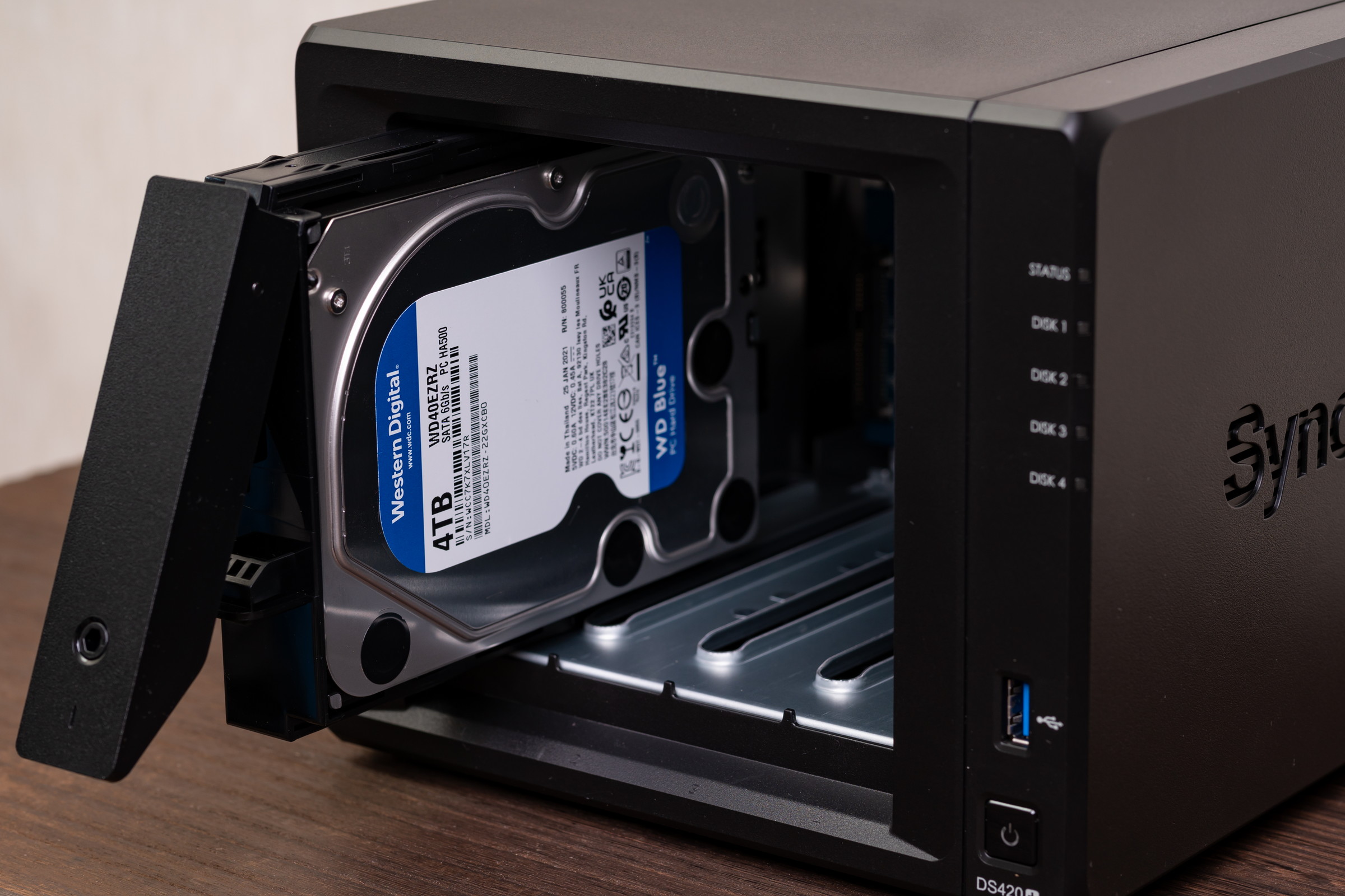 Synology DS420+と4つのHDDのRAID6で作るNAS ～組立・メモリ増設・設置