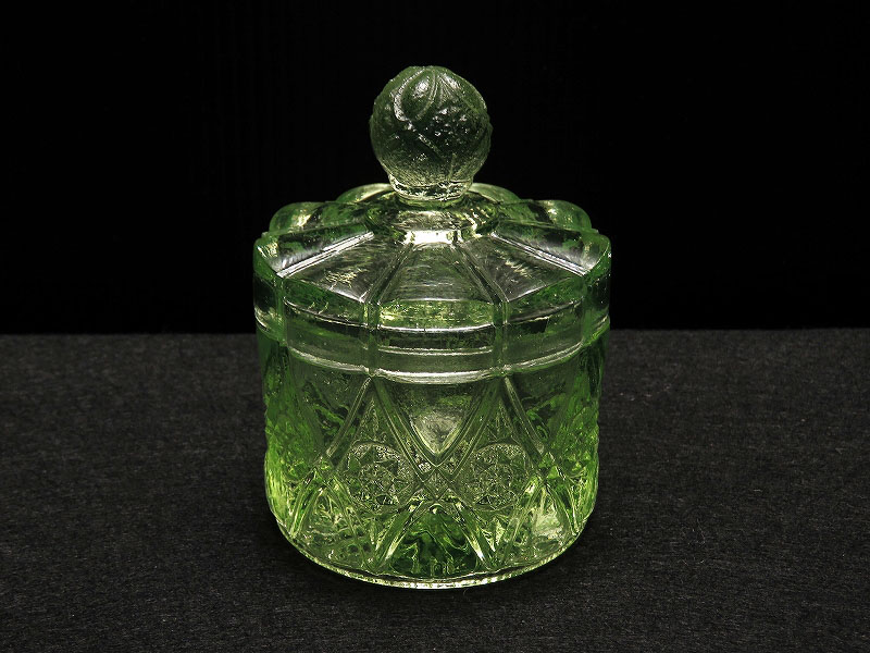 カットが美しいウランガラスの蓋付き小物入れ（ヴァセリンガラス