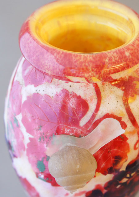 ドーム・ナンシー「ブドウにカタツムリ文 花瓶」《アンティックかとう》