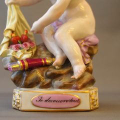 マイセン「天使人形「箴言の天使」- Je decouvre tout（愛こそ全て