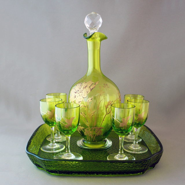 オールドバカラ「緑色ガラス 金彩 花文様 リキュールセット