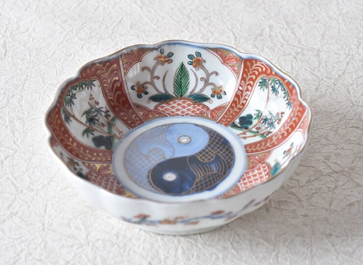 伊万里 色絵 陰陽双魚図 草花松竹梅 輪花型 膾皿 - 生活骨董と古布の