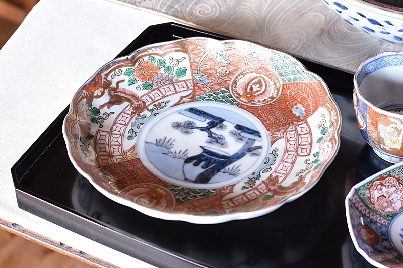 伊万里 色絵 松に水瓶 唐獅子牡丹 輪花型七寸皿 - 生活骨董と古布の