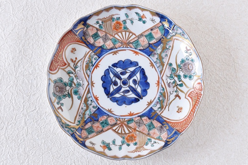 伊万里 色絵 扇面に花 輪花型 七寸皿 - 生活骨董と古布のアンティーク