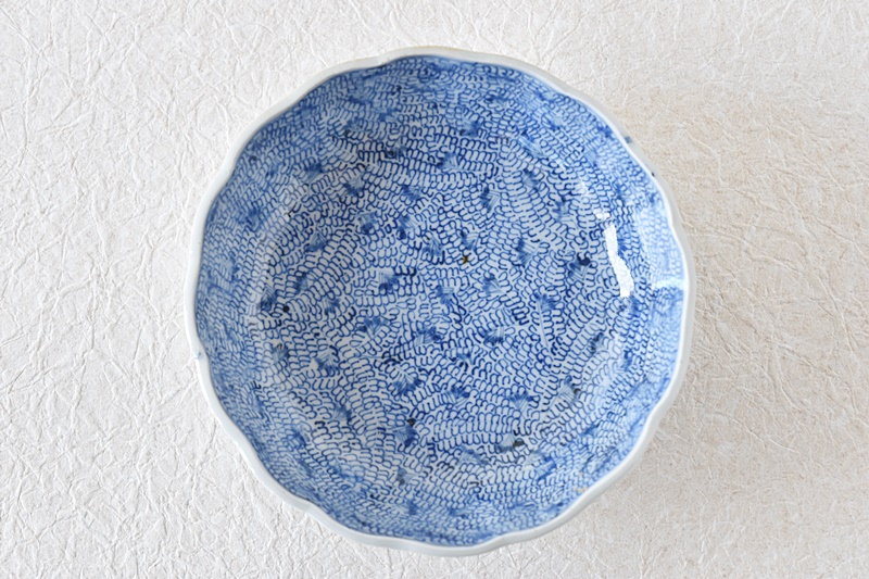 古伊万里 染付 総微塵唐草模様 成化年製文 輪花型 膾皿 - 生活骨董と