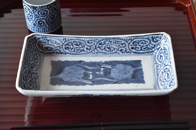 古伊万里 染付 蛸唐草 富貴長春 長皿 - 生活骨董と古布のアンティーク
