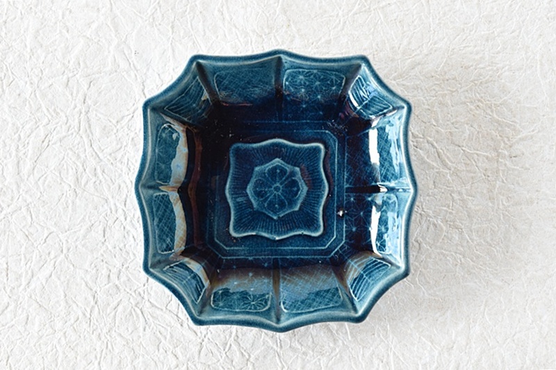 珉平焼 瑠璃釉 小皿 角皿 青 網代文に蔦 豆皿 淡路焼・アンティーク