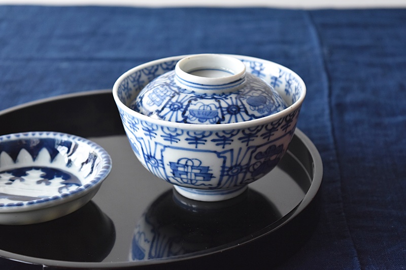 伊万里 染付 窓絵に宝尽くし 瓔珞文 蓋付茶碗 - 生活骨董と古布の