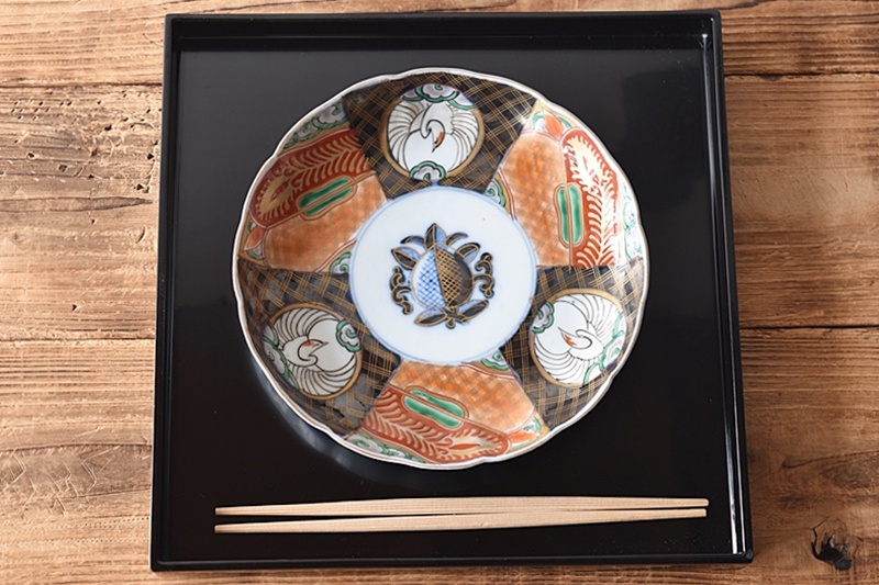 伊万里 色絵 金蘭手 夫婦鶴松竹梅 壽文 宝尽くし 輪花型 七寸皿 - 生活