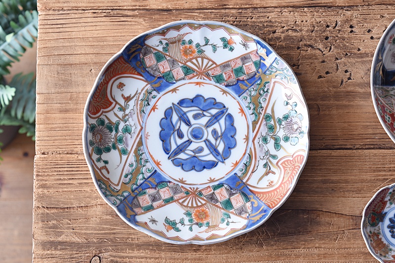 伊万里 色絵 扇面に花 輪花型 七寸皿 - 生活骨董と古布のアンティーク