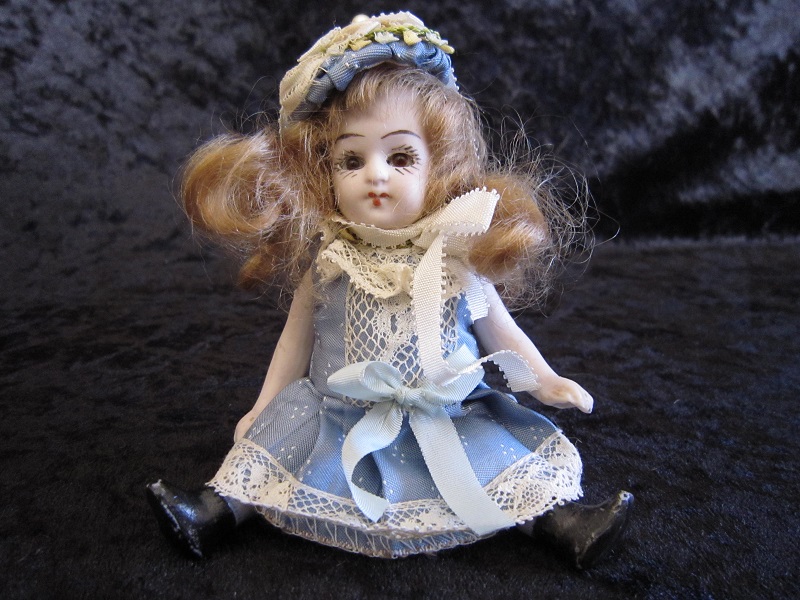 アンティーク ミニョネット ドール ＊赤いストライプのドレスの女の子