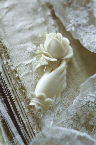 アンティークアイボリーブローチ 手ハンド ローズ 象牙細工 【Antiques