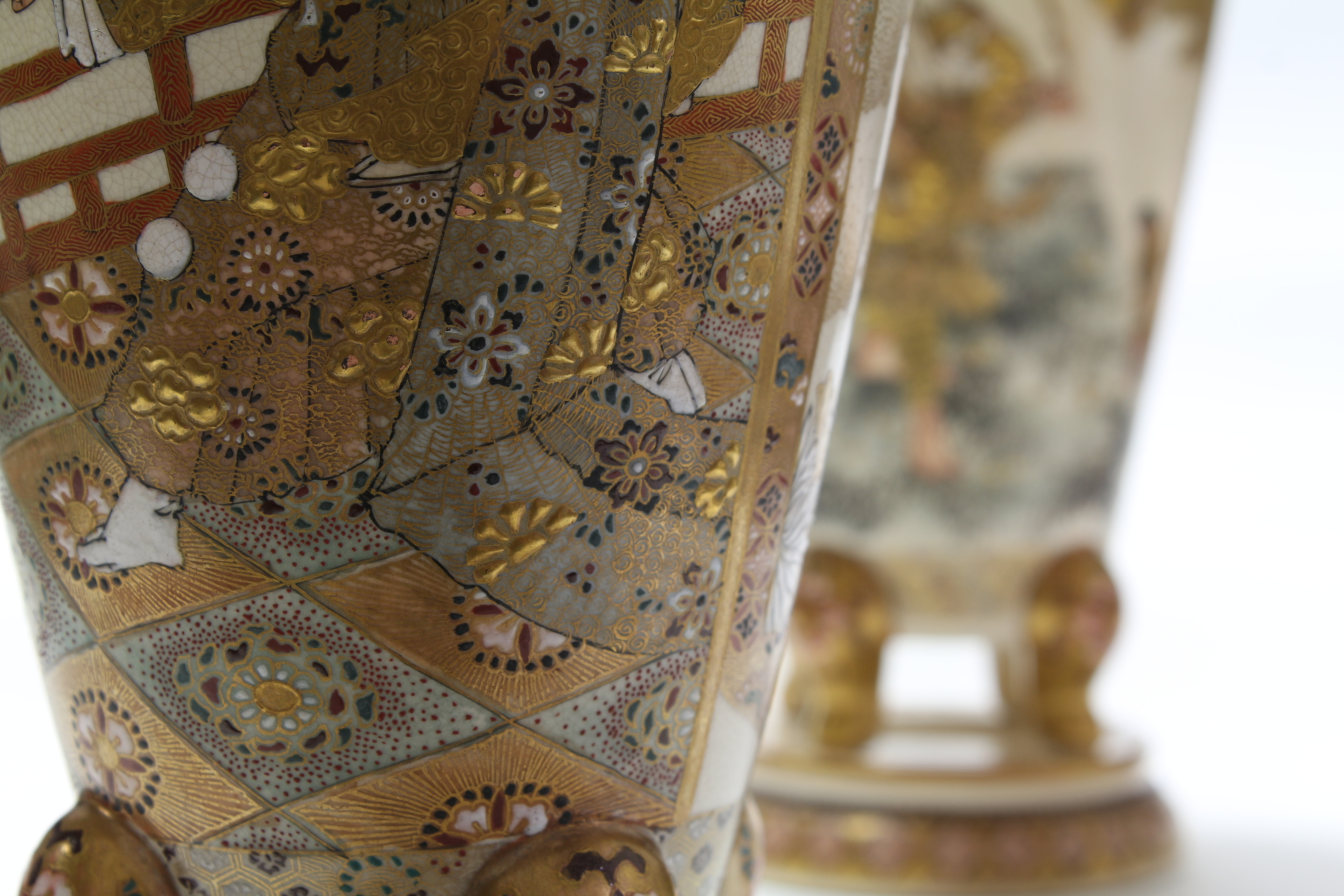 薩摩金襴手人物図花瓶一対 - 古好屋