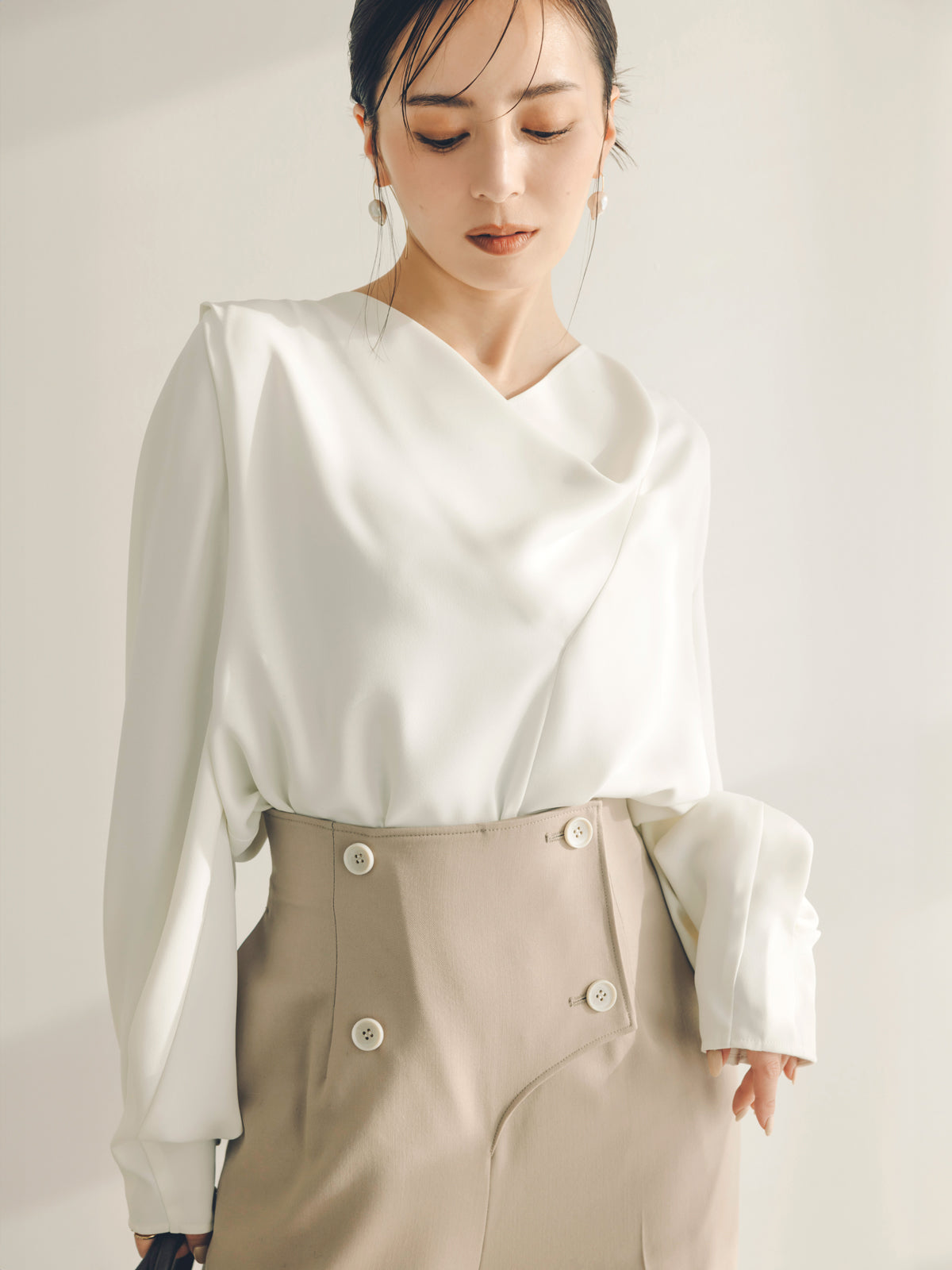 ダブルクロスドレープネックブラウス