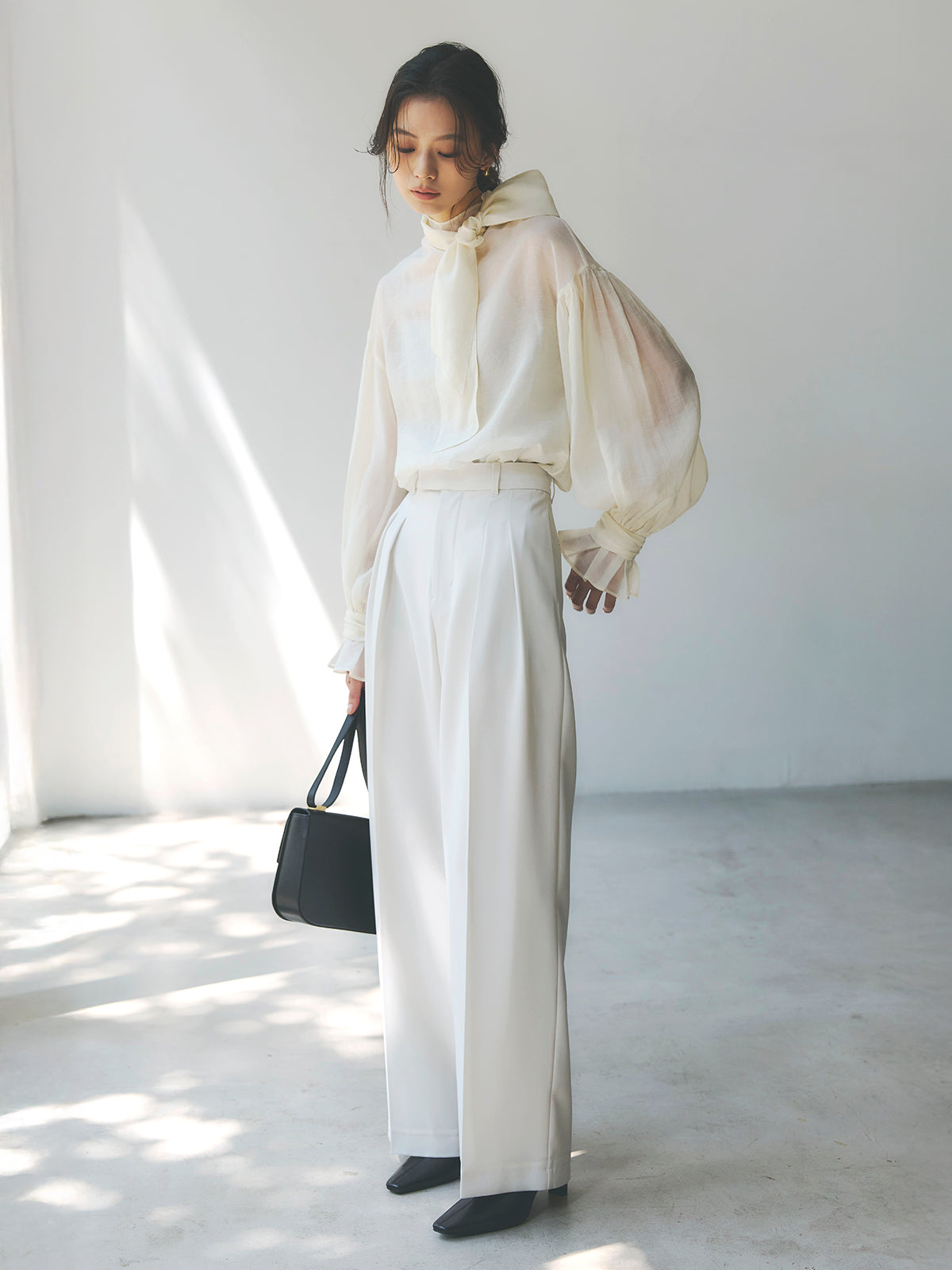 ハイネックシアーボウタイブラウス