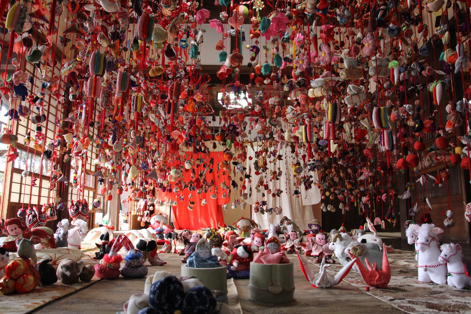 すごい数の吊るし雛を見られる「天王森泉館」 週末には体験会やお餅の