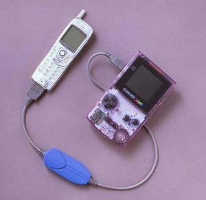 ASCII.jp：任天堂とKDDI、GBカラーの携帯/PHS接続アダプターの販売で提携