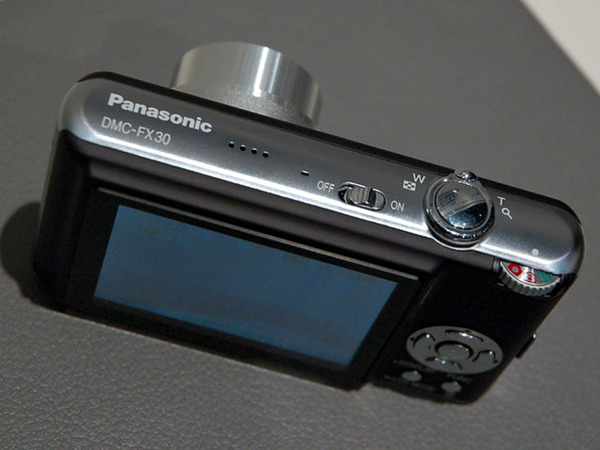 ASCII.jp：松下、薄さ20mm台の広角28mm撮影対応の『DMC-FX30』と『DMC