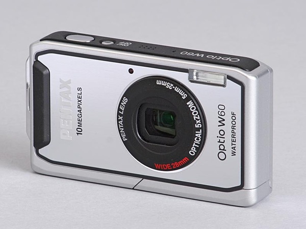 ASCII.jp：真夏の“濡れデジ”Optio W60は「買い」か (1/4)