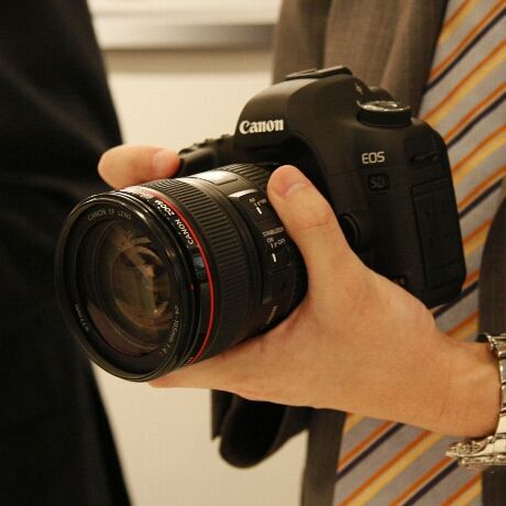 ASCII.jp：キヤノン初の動画対応デジタル一眼「EOS 5D Mark II」発表 (1/2)
