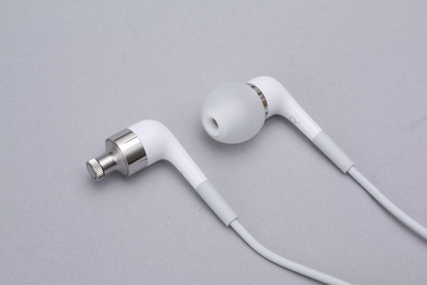ASCII.jp：カナル型の革命児「Apple In-Ear Headphones」を聴き比べる