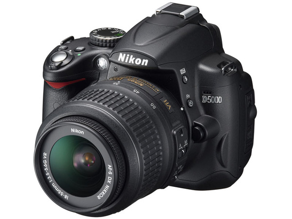 ASCII.jp：バリアングル液晶搭載のニコン「D5000」登場