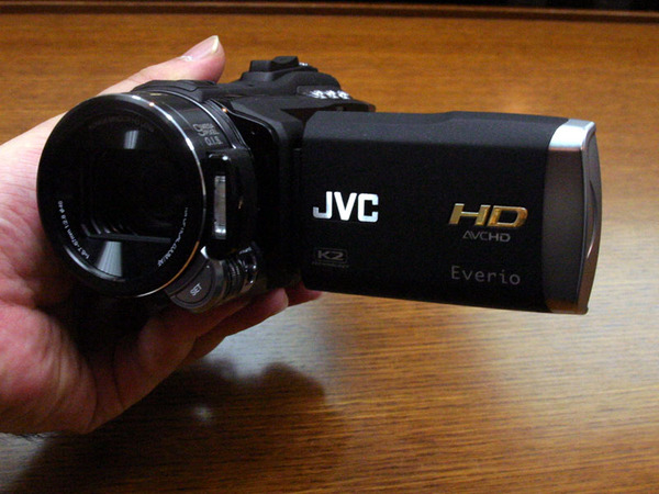 ASCII.jp：新開発レンズ採用の高級ビデオカメラ「Everio GZ-HM400」