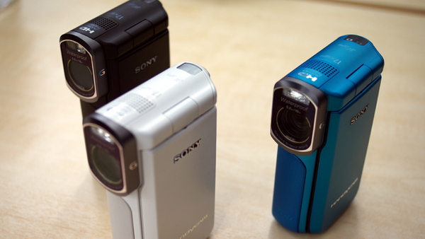 ASCII.jp：縦スタイルの小型ハンディカム復活！ しかも防水・耐衝撃!!