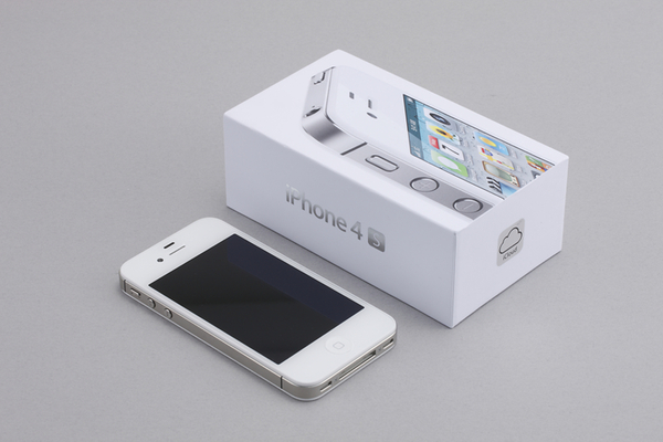 ASCII.jp：新時代突入！ 未来が内部に満ちる「iPhone 4S」（前編） (1/7)