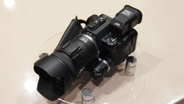 ASCII.jp：“ネオ一眼”っぽいけどビデオカメラ！ JVC「GC-P100」