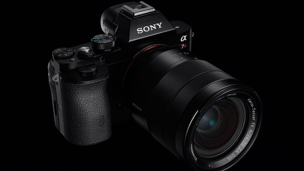 ASCII.jp：フルサイズのミラーレス一眼！ ソニー「α7」登場 (1/2)