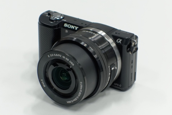 ASCII.jp：“ぼっち”撮影を極めた！—ソニー「α5000」 (1/5)