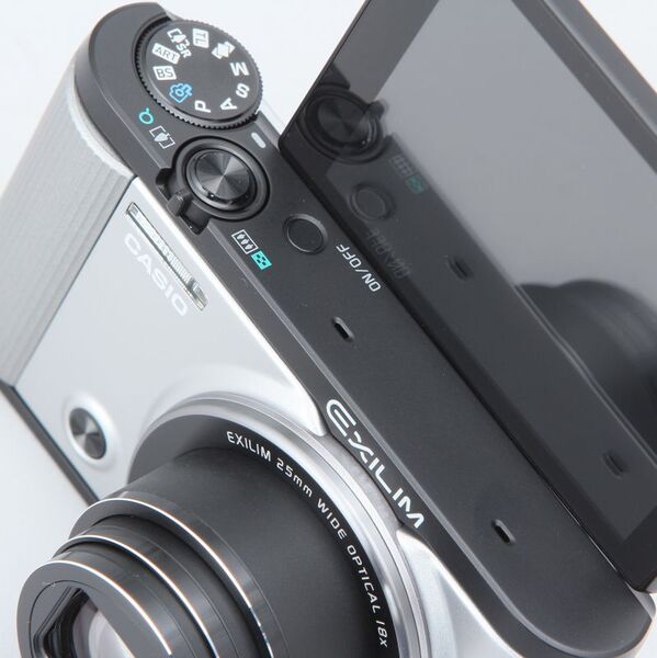 ASCII.jp：最先端の自撮り＆SNS投稿デジカメ！ カシオ「EX-ZR1600
