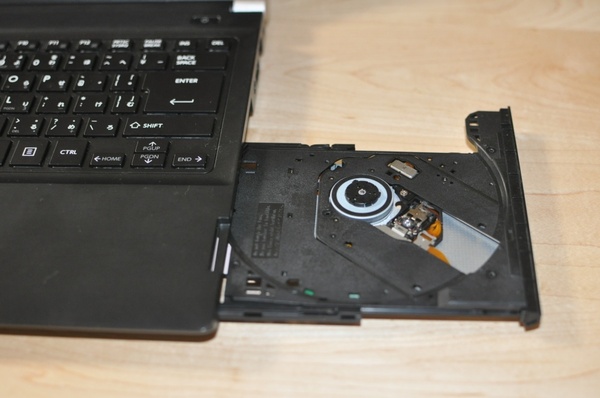 ASCII.jp：DVDドライブ内蔵で堅牢、仕事用13.3型ノートとして隙のない