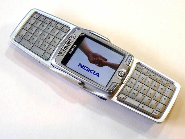 ASCII.jp：ノキア復活!? FREETEL SimpleのバッテリーでNokia E70などを