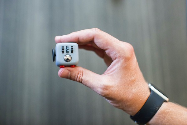 ASCII.jp：手持ち無沙汰を解消する玩具「Fidget Cube」に惹かれる