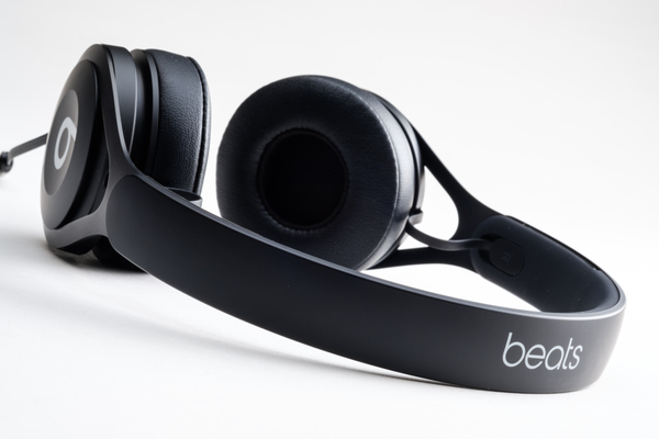 ASCII.jp：ひっそり発売された1万円ヘッドフォン「Beats EP」レビュー