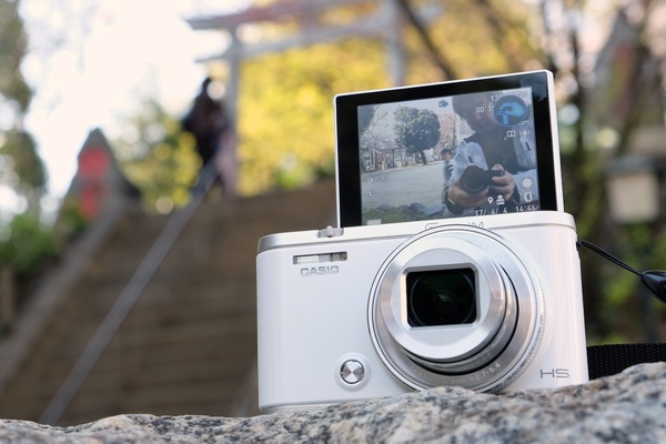 ASCII.jp：カシオの19mm超広角コンデジ「EX-ZR4000」で撮る広角猫 (1/2)