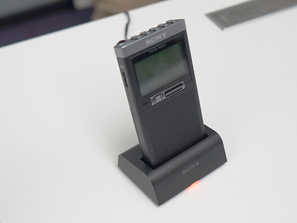 ASCII.jp：画面が見やすく操作も簡単に！ ソニーがワイドFM対応の