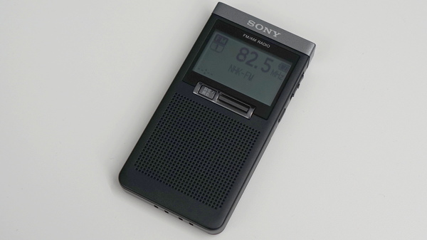 SONYポケットラジオ SRF-T355 ソニー、FM/AMの2バンド対応でコンパクト