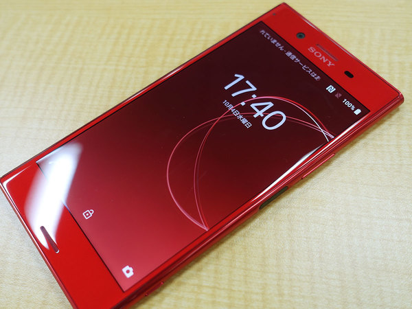 ASCII.jp：真っ赤な4K Xperiaはケースも充電ホルダーも赤い