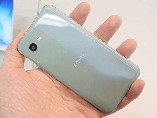 シャープ「AQUOS R2 compact」、待望のプレミアムコンパクト機を