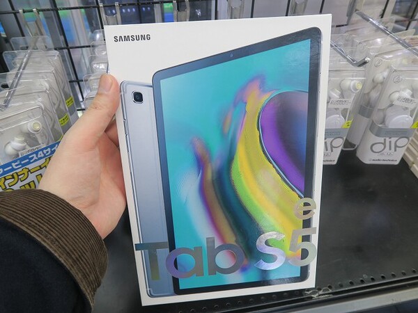ASCII.jp：400gの超軽量・薄型タブレット「Galaxy Tab S5e」がアキバに