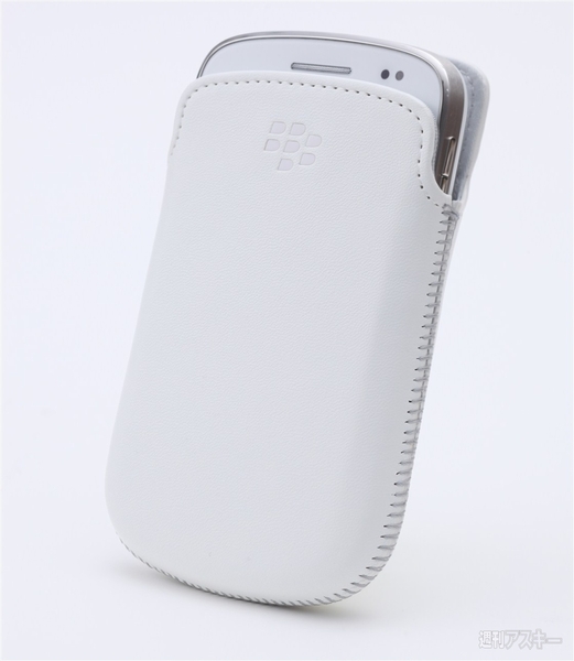 白BlackBerry Bold 9900に合うアクセサリーを用意しよう - 週刊アスキー