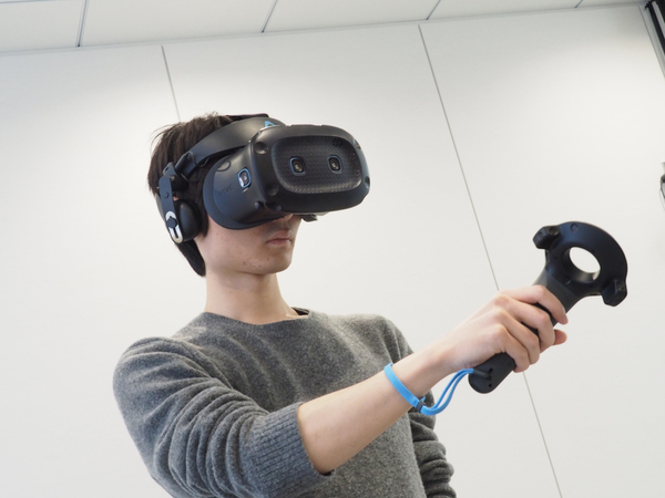 ASCII.jp：発売前の最新VR HMD「VIVE Cosmos Elite」 を体験！新たなVR