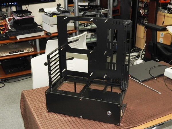 ASCII.jp：E-ATX用の大型オープンフレームPCケースが長尾製作所から