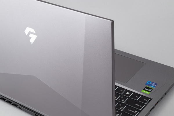 ASCII.jp：シルバーカラーの新筐体が魅力！ Core i7＆GTX1650搭載で13