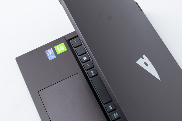 ASCII.jp：13万円台でCore i7とMX350搭載、テレワークは超快適で2kg