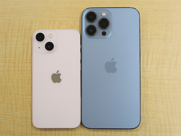 ASCII.jp：2021年の新色、iPhone 13のシエラブルーとピンクを実機で
